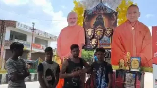 लोगों के आकर्षण का केंद्र बनीं योगी-मोदी के चित्रों वाली कांवड़।