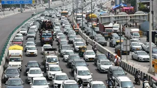 दिल्ली-मेरठ एक्सप्रेसवे व एनएच-नौ पर पांडव नगर के पास लगा जाम। फोटो- जागरण