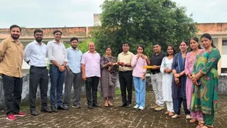 सहायक प्रोफेसर बनीं बेटियों का सम्मान करते प्राचार्य और प्रोफेसर । सौ- प्रवक्ता