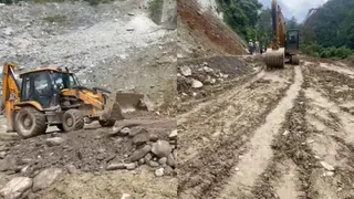 सिक्किम की लाइफलाइन NH-10 एक महीने बाद फिर खुली