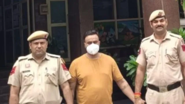 ग्रेटर कैलाश मंदिर से चांदी की नाग प्रतिमा चोरी, 24 घंटे में चोर और ज्वेलर गिरफ्तार
