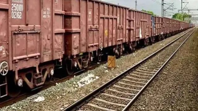 नवगछिया रेलखंड : मालगाड़ी पर पथराव के बाद अलर्ट मोड में RPF; अवध असम एक्सप्रेस से गिरकर अज्ञात यात्री की मौत
