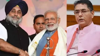 सुखबीर बादल व पीएम मोदी की मंच पर एक साथ पुरानी तस्वीर व अमन अरोड़ा।