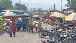 ऋषिकेश में पार्किंग में बनी दुकानें।