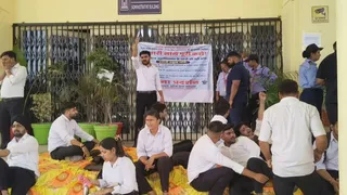 राजा महेंद्र प्रताप सिंह यूनिवर्सिटी के एडमिनिस्ट्रेटिव ब्लॉक पर ताला जड़कर बैठे छात्र।