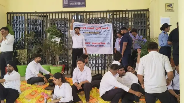 अलीगढ़: RMPS यूनिवर्सिटी में जमकर हंगामा, प्रशासनिक ब्लॉक पर छात्रों ने जड़े ताले; ढाई घंटे तक फंसे रहे कर्मचारी