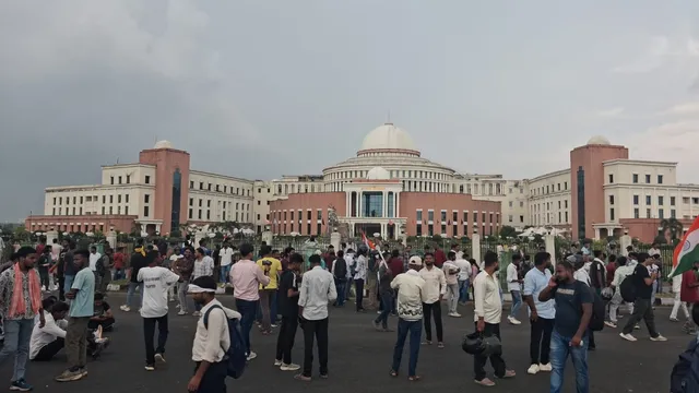 विधानसभा परिसर के पास पहुंचे आंदोलनकारी।