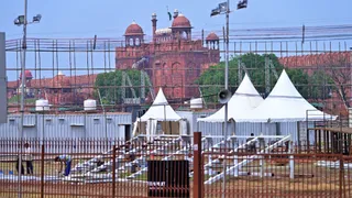 लाल किला पर तैयारियों के बीच सुरक्षा बढ़ाई गई है। जागरण
