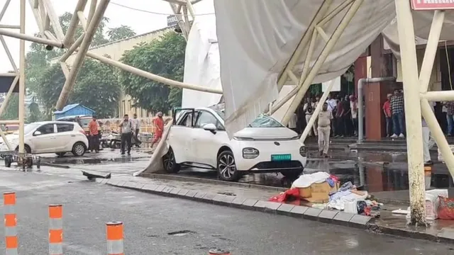 राउरकेला रेलवे स्टेशन पर 98 लाख की लागत से बना शेड भरभराकर गिरा, 1 कार ​और टेंपो क्षतिग्रस्त
