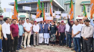 सराहां अस्पताल में सुविधाओं को लेकर प्रदर्शन करतीं भाजपा विधायक रीना कश्यप व कार्यकर्ता। जागरण