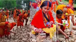 सुईया पहाड़ पर पत्थरों के ऊपर पत्थर रखकर मनौती मांगते कांवड़िया श्रद्धालु