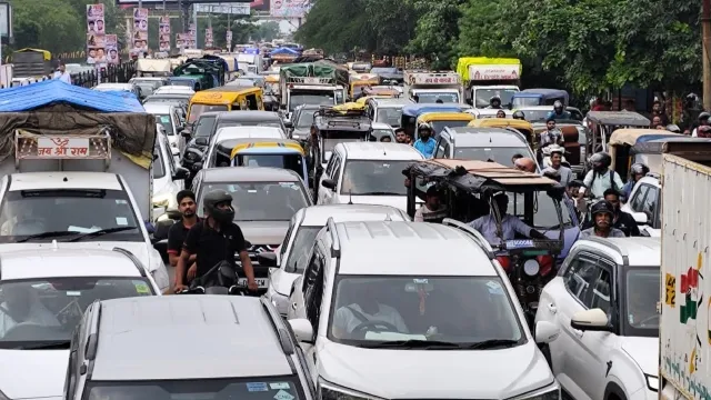 गाजियाबाद में कांवड़ियों की बढ़ी संख्या, मोहन नगर, वजीराबाद रोड पर थमे वाहनों के पहिये; जाम से जूझे लोग

