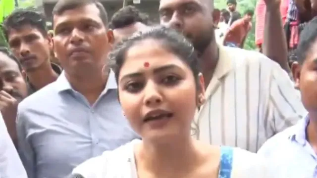 तृणमूल कार्यालय में एनसीपीआई सांसद सायनी के बैठने पर विवाद, ममता समर्थकों ने जड़ा ताला

