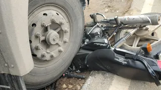 सोनभद्र में बड़ा हादसा टला, हाइवा ने बचाई बाइक सवारों की जान।