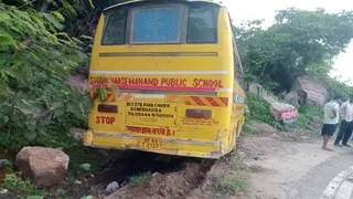 सोनभद्र में स्कूली बस का ब्रेक फेल, चालक की सूझबूझ से टला बड़ा हादसा।