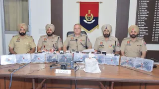 अमृतसर पुलिस कमिश्नर हरमनबीर सिंह गिल गिरोह की जानकारी देते हुए।