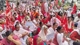 मिनी सचिवालय के बाहर मौजूद आंगनबाड़ी वर्कर।
