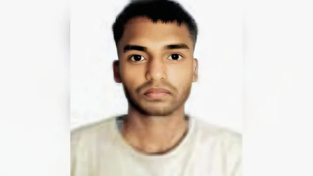 आजमगढ़: कान के अंदर छिपा रखी थी ब्लूटूथ डिवाइस, UPSSSC परीक्षा में ऐसे पकड़ा गया नकलची