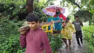 सड़क के इंतजार में सुमगढ़।
