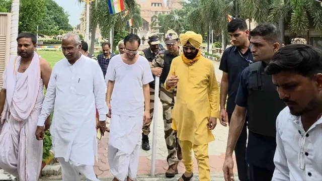 बागपत के त्रिलोकतीर्थ धाम में दर्शन के लिए पहुंचे मनिंद्रजीत बिट्टा, लिया आशीर्वाद
