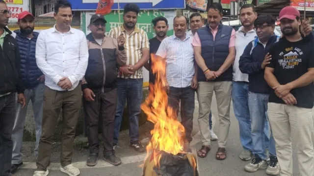 नैनीताल में कांग्रेस नेताओं के बर्ताव पर भड़की भाजपा, जगह-जगह फूंका पुतला