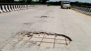 बालावाली पुल पर दिखते सरिये। जागरण