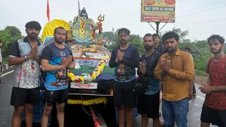 दिल्ली की सड़कों पर सजी-धजी मैकलेरन स्पोर्ट्स कार वाली कांवड़ के साथ कावड़िया। जागरण