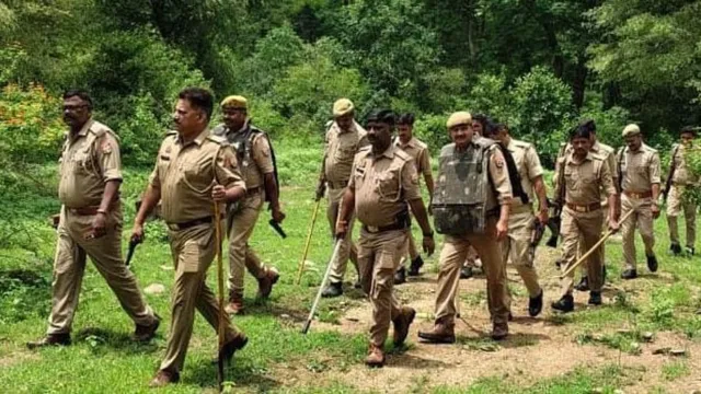 चित्रकूट में सोते रहे सेल्समैन, पंप से छह हजार का पेट्रोल ले उड़े चोर; जंगल में कांबिंग शुरू
