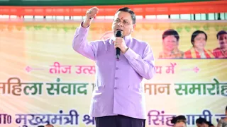 सीएम धामी ने किया महिलाओं से संवाद।
