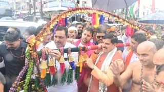 सीएम डॉ. मोहन यादव कांवड़ लेकर चले। (फोटो- जागरण)