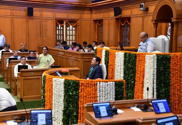 गाय पकड़ने वाले MCD कर्मचारियों से मारपीट और डेयरी माफिया पर चर्चा, दिल्ली विधानसभा में उठी सख्त कानून की मांग