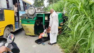 छात्रा को बचाने के चक्कर में पलटा ऑटो