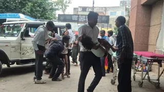 बच्चियों को अस्पताल लेकर पहुंचे स्वजन।