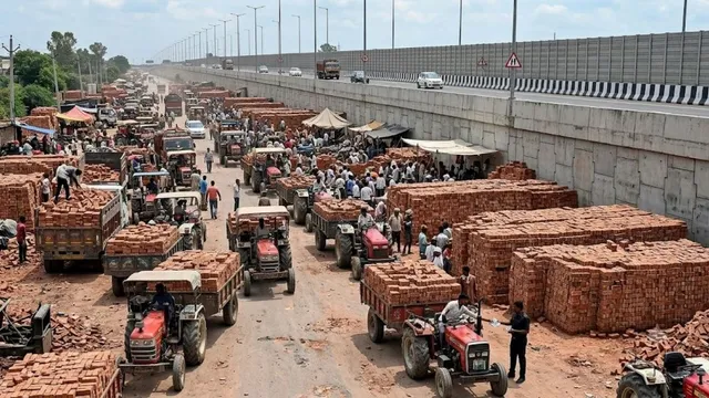 यमुना एक्सप्रेसवे की सर्विस रोड पर ईंटों की मंडी कैसे लग गई? 40 हजार की ‘एंट्री’ के आरोपों ने खड़े किए बड़े सवाल

