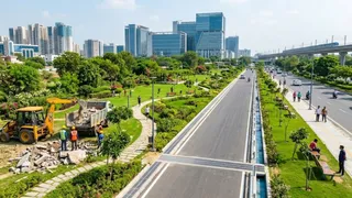 फुटपाथों की बहाली और मैनहोल सुरक्षित करने के निर्देश दिए।
