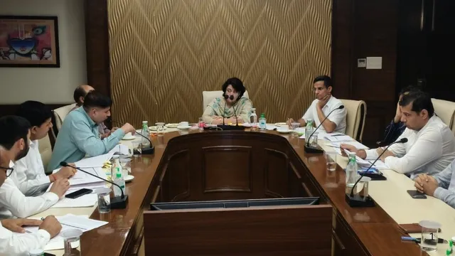 गुरुग्राम में राजस्व सेवाओं की सुस्ती पर सख्ती, लंबित म्यूटेशन-डिमार्केशन मामलों के जल्द निपटारे के निर्देश