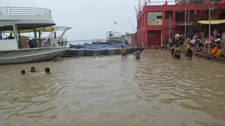 वाराणसी में गंगा का जलस्तर स्थिर, नौका संचालन बंद, प्रशासन की कड़ी निगरानी।