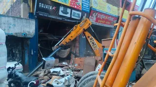 लोनी में दुकान की छत गिरी, तीन मजदूर दबे, दो सुरक्षित बाहर।