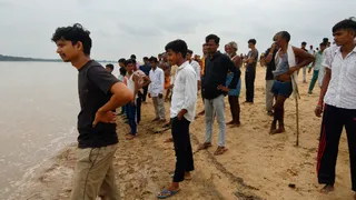 घटनास्थल पर ग्रामीणों की लगी भीड़। जागरण