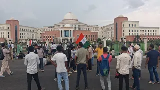 विधानसभा के गेट नंबर तक पहुंचे प्रदर्शनकारी छात्र। (फोटो: जागरण)