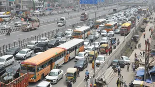 गाजियाबाद पर एनएच9 पर जाम से जूझे एक लाख वाहन। फोटो: जागरण