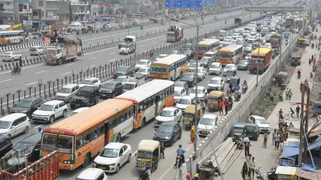 गाजियाबाद में NH9 पर फंसीं रहीं एक लाख गाड़ियां, 15 किमी लंबे जाम में 5 घंटे तक जूझे लोग