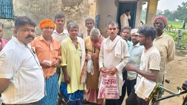 गाजीपुर में पीसीएफ गोदाम पर 300 किसानों को बंटा टोकन, सिर्फ 100 को मिली खाद
