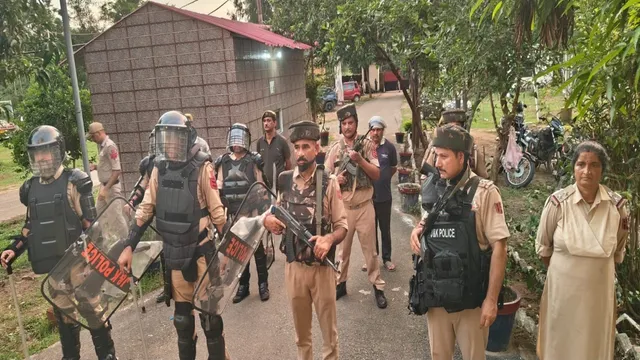 स्वतंत्रता दिवस से पहले जम्मू में सुरक्षा कड़ी, केंद्रीय जेल कोट भलवाल से घरोटा तक पुलिस की पैदल गश्त
