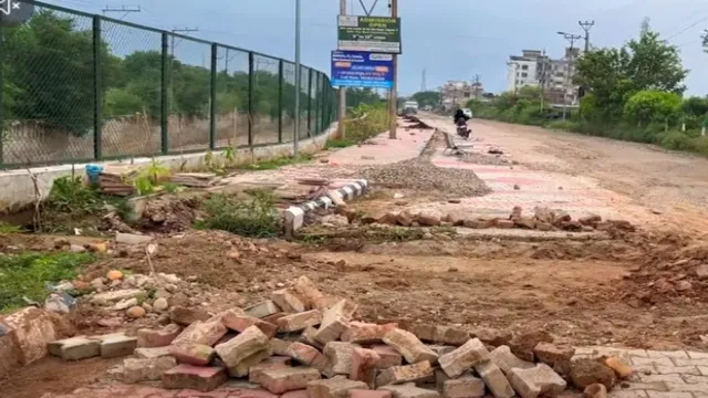 जम्मू: बारिश में बह गया स्मार्ट सिटी का दावा! सैनिक कालोनी में 25 दिन पुरानी सड़क धंसी, लाखों का नुकसान
