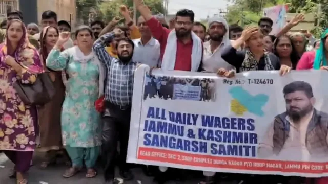 जम्मू में डेलीवेजर्स का हल्ला बोल! सचिवालय के बाहर फूटा गुस्सा, बोले- '30 रुपये की दिहाड़ी में कैसे चलाएं घर'
