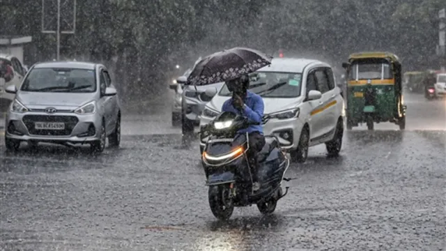 15 अगस्त तक मौसम विभाग की चेतावनी, दिल्ली-NCR में बारिश और चलेंगी हवाएं; पढ़ें IMD का ताजा अपडेट
