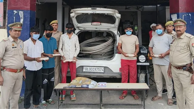 हापुड़ में एक गिरोह का पर्दाफाश, पुलिस ने खंभों से तार चोरी करने वाले पांच बदमाशों को दबोचा
