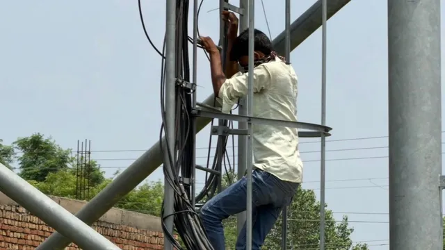 'मामा की लड़की से ही करूंगा शादी...', जिद में टावर पर चढ़ा युवक; 5 घंटे तक चला हाई-वोल्टेज ड्रामा
