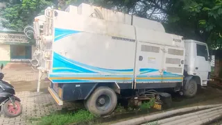 मानगो गांधी मैदान में रखे करोड़ों रुपये के आधुनिक सफाई उपकरण हो रहे बेकार।